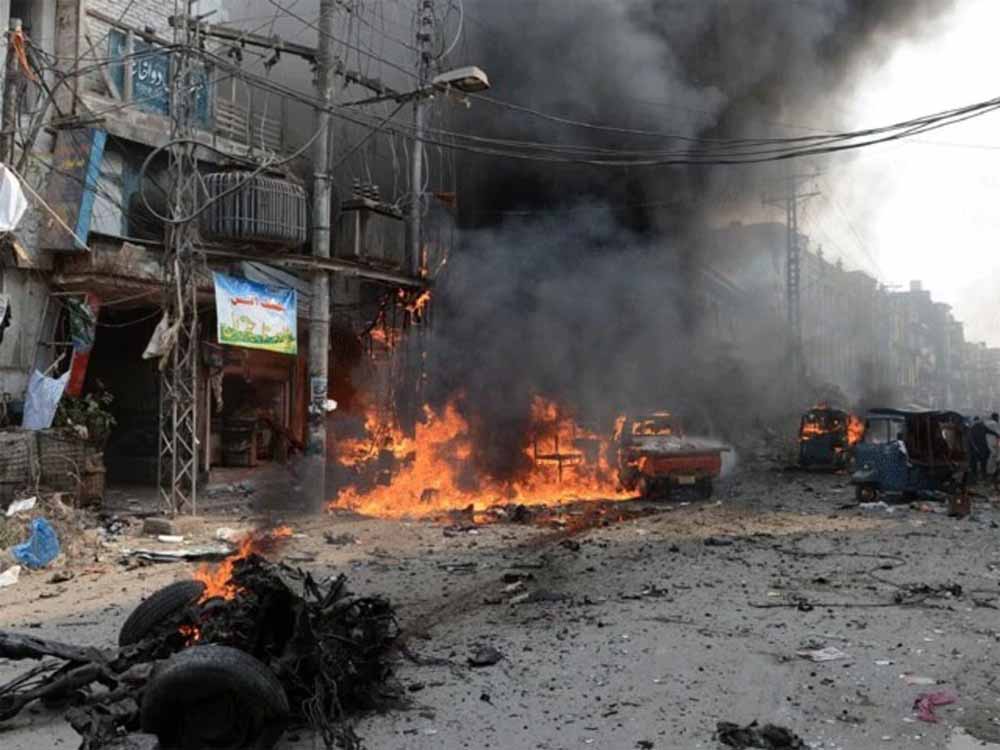 पाकिस्तान दहल उठा बम विस्फोट से, पेशावर में 9 लोगों ने गंवाई जान