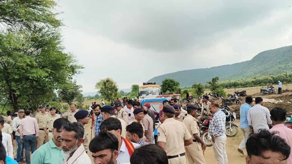 पन्ना जिले का दर्दनाक हादसा: परिवारों ने मांगा एक करोड़ मुआवजा, सड़क बंद कर जताया विरोध