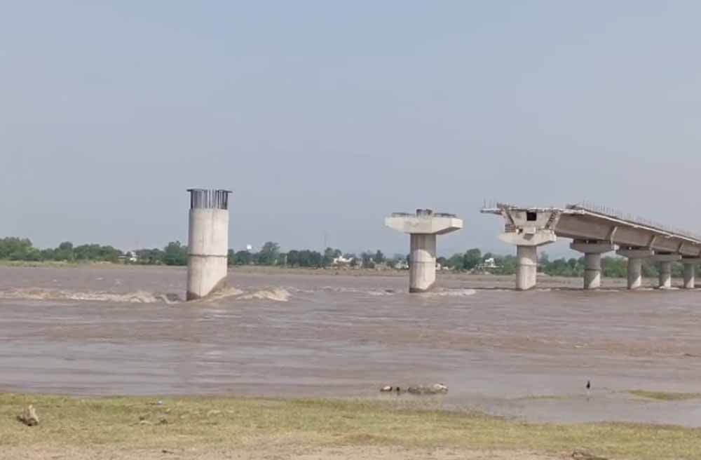 सीमा पर संकट! अधूरे पुल के बीच फंसे लोग — गोलियों और लहरों के साए में गुजर रही ज़िंदगी