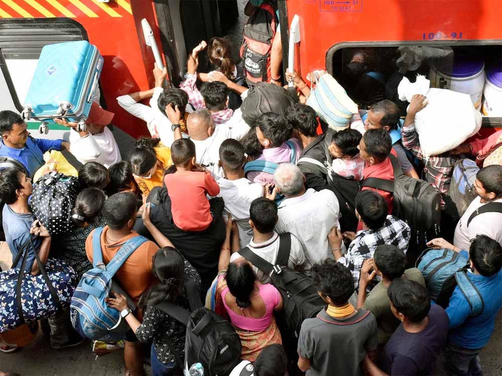 भीड़ से डर नहीं, सरकार से सवाल है! 12 हजार स्पेशल ट्रेनें गायब, छत और दरवाजों पर लोग