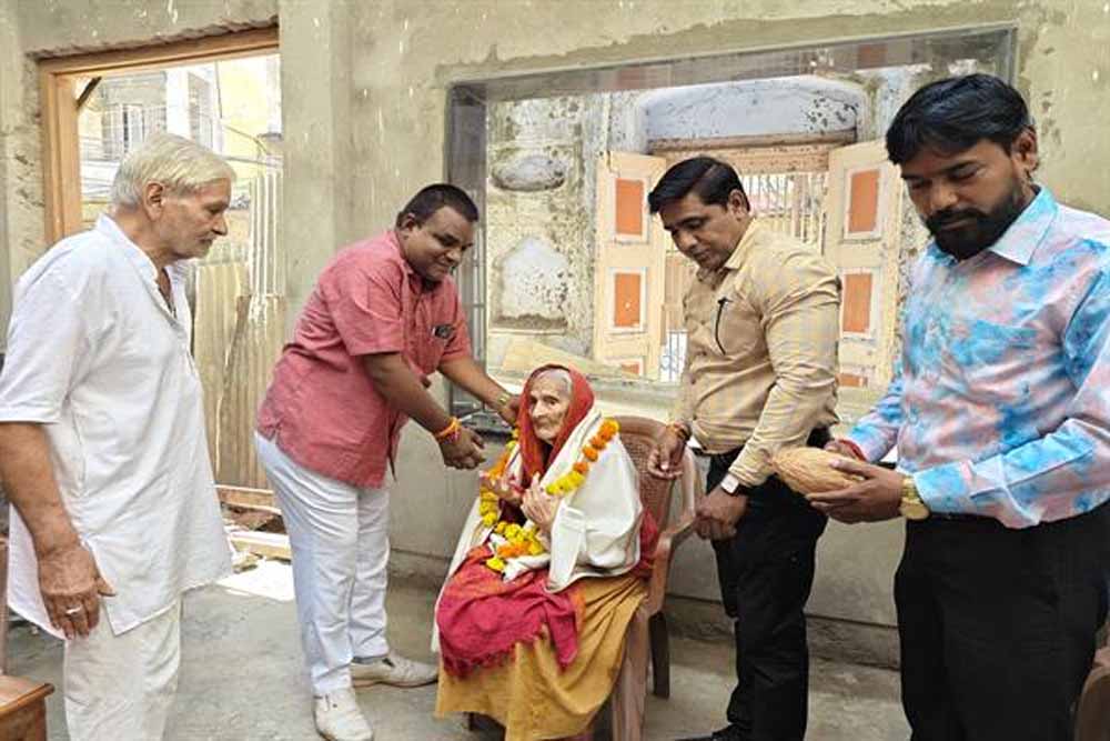 सामाजिक संस्थाओं और जन-प्रतिनिधियों ने निभाई जिम्मेदारी