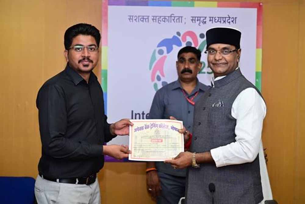 मंत्री सारंग ने किया नवनियुक्त अधिकारियों से संवाद