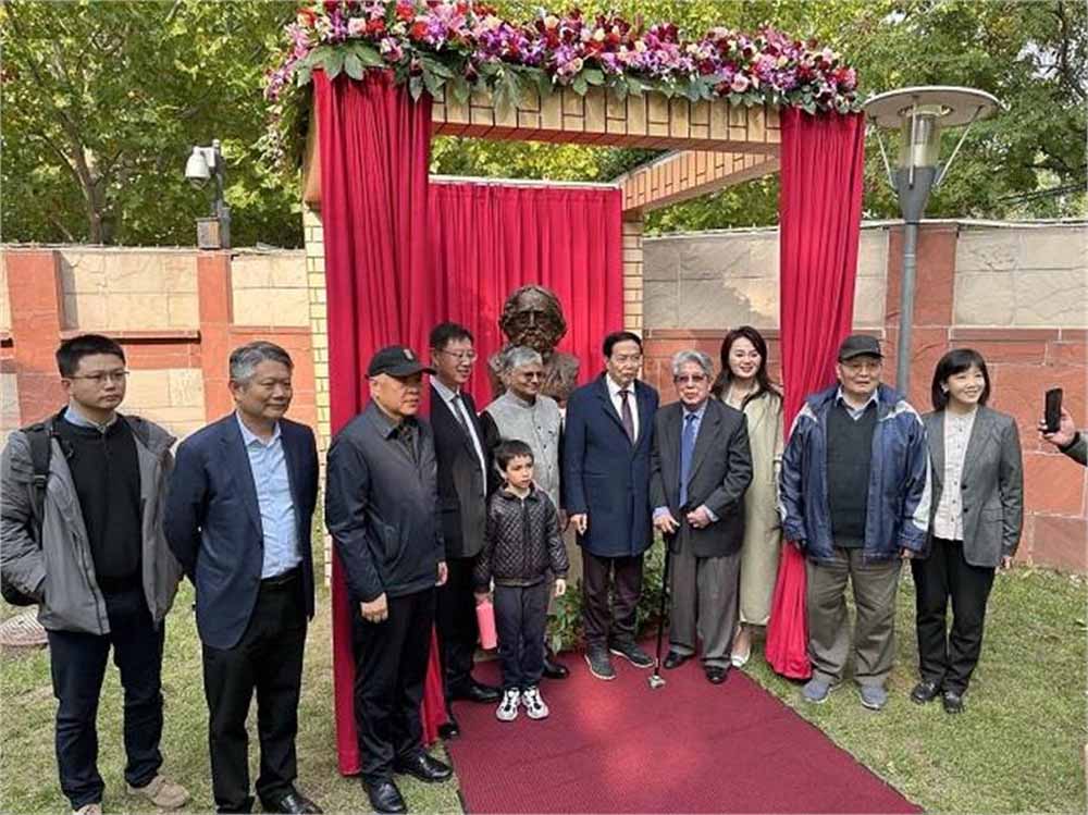 बीजिंग में भारतीय दूतावास में टैगोर की प्रतिमा स्थापित, चीन में भारत का संदेश