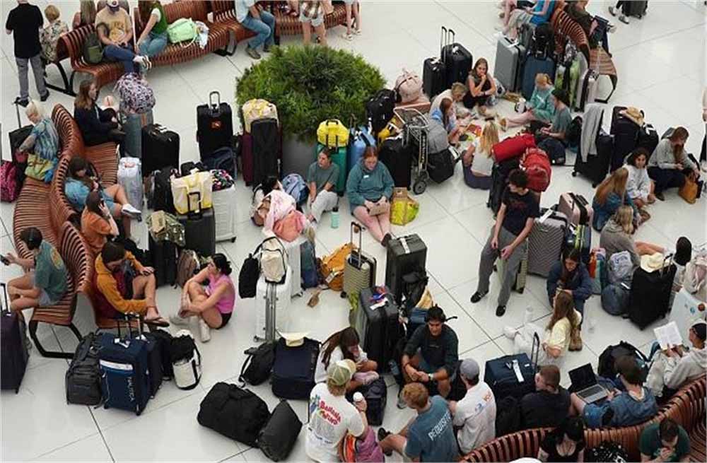 फ्लाइट कैओस इन अमेरिका: तकनीकी गड़बड़ी से ठप्प हवाई सेवा, FAA ने यात्रियों को किया अलर्ट