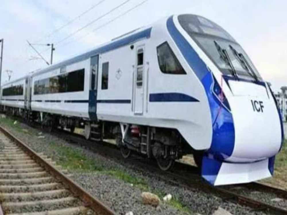 इंजन से उतरकर वंदे भारत ड्राइवर ने किया ऐसा काम, वीडियो वायरल होते ही मचा बवाल!