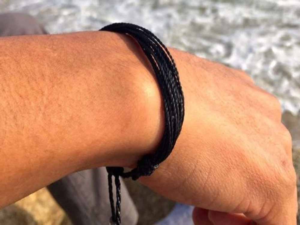 कौन सी राशियों को है काला धागा पहनने से बचना? जानिए जीवन पर असर!