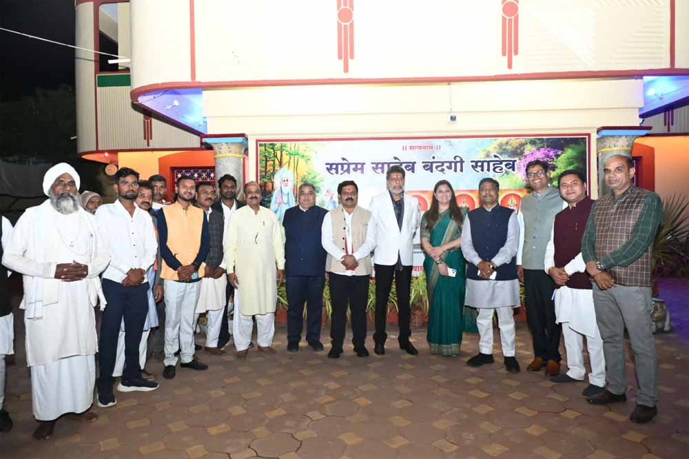 पर्यटन मंत्री राजेश अग्रवाल ने दामाखेड़ा आश्रम में धर्मगुरु प्रकाश मुनिनाम से की सौजन्य भेंट