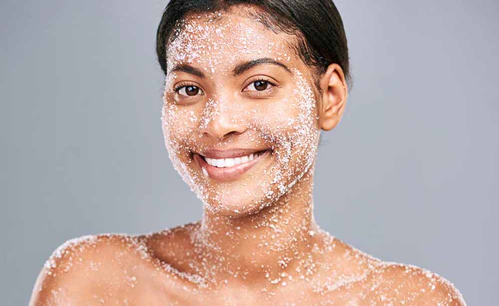 त्वचा बनेगी दमकती और स्मूद: आज़माएँ ये 5 नेचुरल बॉडी स्क्रब्स