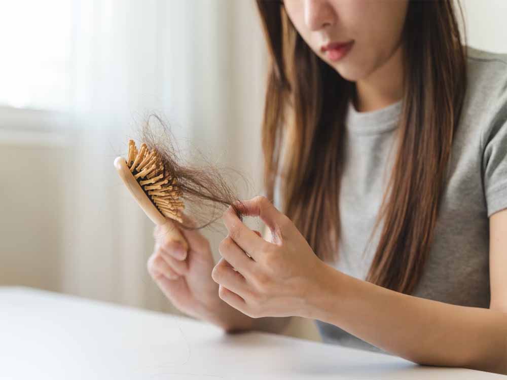 बाल झड़ने से रोकना है? तो, ये रोज़मर्रा की गलतियाँ तुरंत बदलें