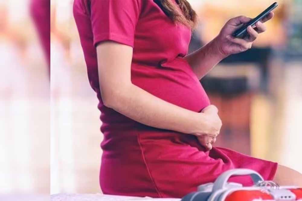प्रेग्नेंसी में ज्यादा मोबाइल यूज़ से बचें: विशेषज्ञों ने बताई ये वजहें