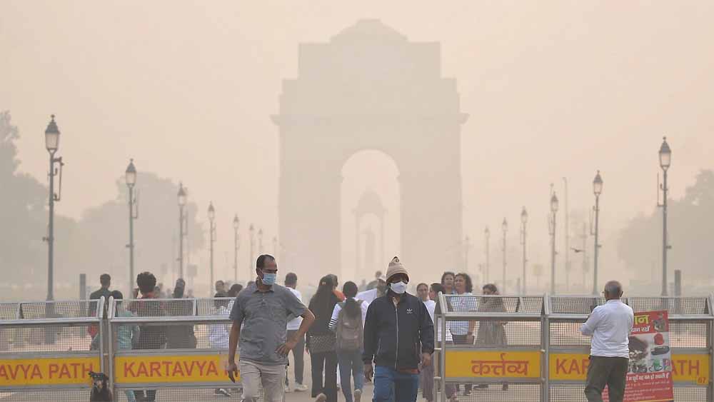 प्रदूषण से बेहाल दिल्ली: खतरनाक स्तर पर AQI, स्मॉग में छिपी राजधानी की पहचानें
