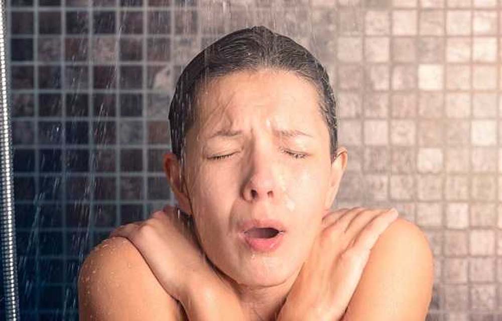 विंटर में ठंडे पानी से नहाने के फायदे और नुकसान: क्या है डॉक्टरों की राय