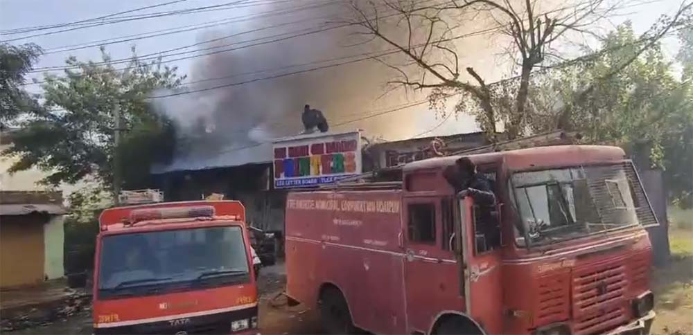 गोदाम में लगी आग से अफरातफरी: दमकल की लंबी मशक्कत के बाद स्थिति नियंत्रण में