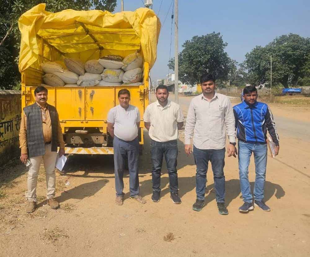 अवैध रूप से भंडारित 75 बोरी धान जब्त