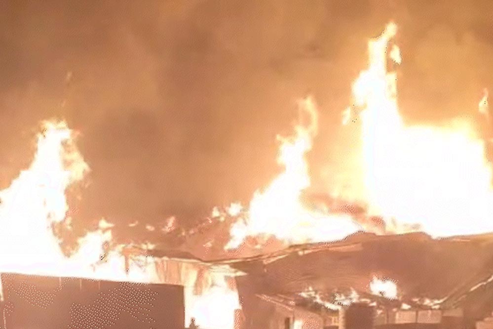 भोपाल लकड़ी मार्केट में भीषण अग्निकांड, लाखों का व्यापार तबाह