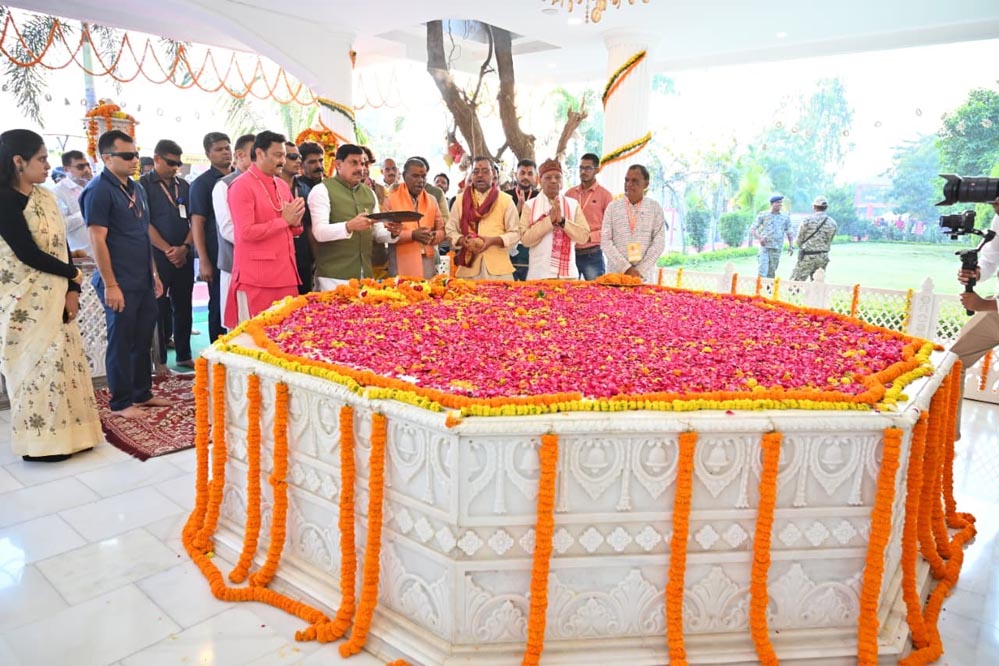 मुख्यमंत्री डॉ. यादव बोले — भारत की ऋषि परंपरा हमारा गौरव, दद्दा जी से मिलना सौभाग्य की बात