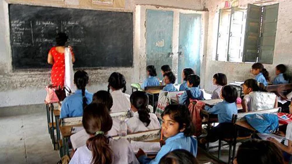 संकट में स्कूल भवन: 12 हजार स्कूलों में से 322 बिना भवन, 5600 जर्जर भवन में चल रहे पढ़ाई