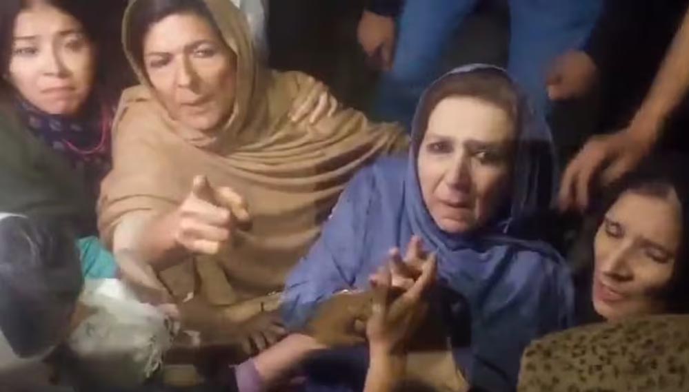इमरान खान की तीनों बहनों ने PAK पुलिस पर गंभीर आरोप, कहा—हमें सड़क पर घसीटा गया
