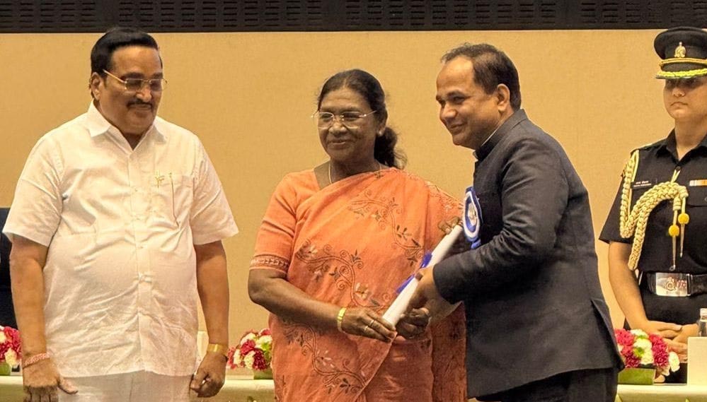 राष्ट्रपति द्रौपदी मुर्मु ने रायपुर और बालोद जिला प्रशासन को किया सम्मानित