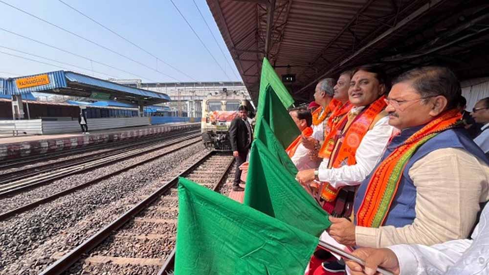 भक्ति यात्रा की शुरुआत: राजनांदगांव से अयोध्या हेतु भारत गौरव स्पेशल ट्रेन ने भरी दौड़