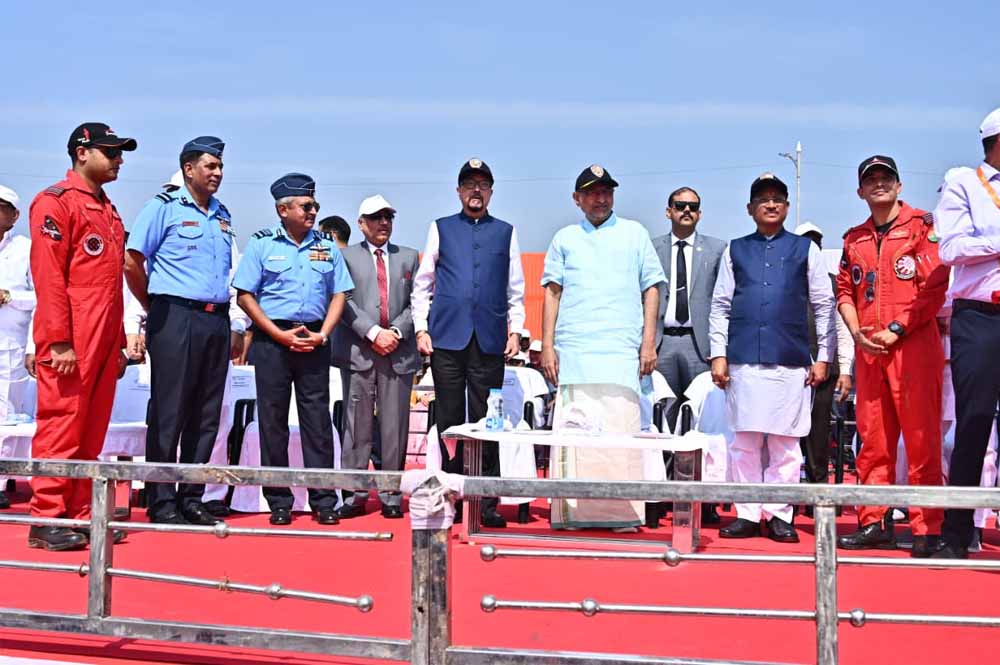 उप राष्ट्रपति सी.पी. राधाकृष्णन, राज्यपाल रमेन डेका, मुख्यमंत्री विष्णु देव साय और विधानसभा अध्यक्ष डॉ. रमन सिंह ने देखा एयर शो