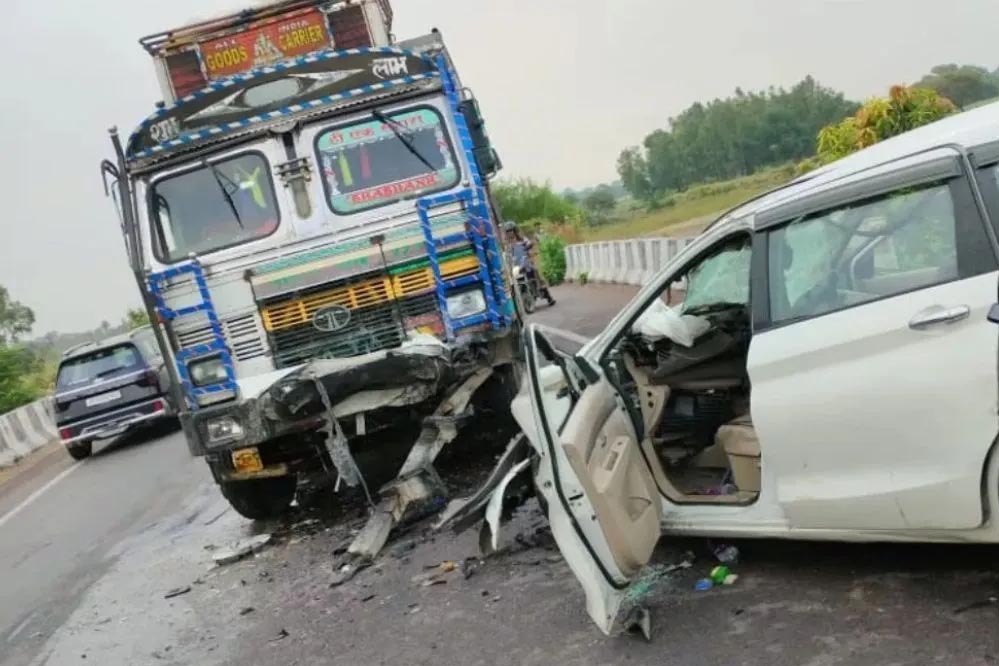 ट्रक और कार की टक्कर में गुना में तीन दोस्तों की दर्दनाक मौत