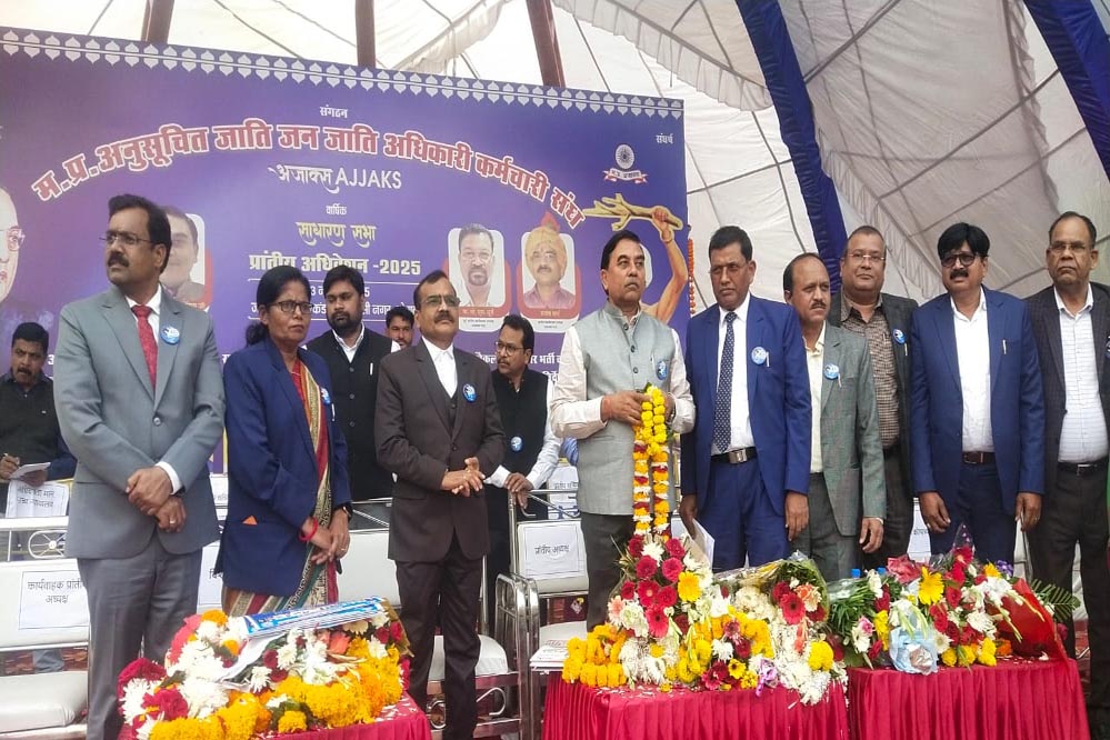 जेएन कंसोटिया का 21 साल बाद इस्तीफा, आईएएस संतोष वर्मा के हाथ में अजाक्स की कमान