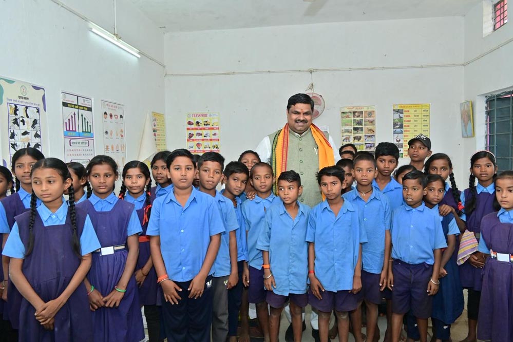 रायपुर: शिक्षा मंत्री गजेंद्र यादव ने मैनपुर क्षेत्र के स्कूलों का किया आकस्मिक निरीक्षण