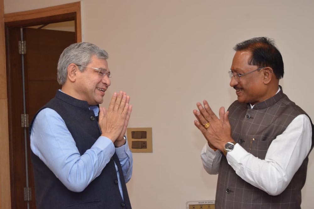 रायपुर: मुख्यमंत्री विष्णुदेव साय ने केंद्रीय रेल मंत्री अश्विनी वैष्णव से की सौजन्य भेंट
