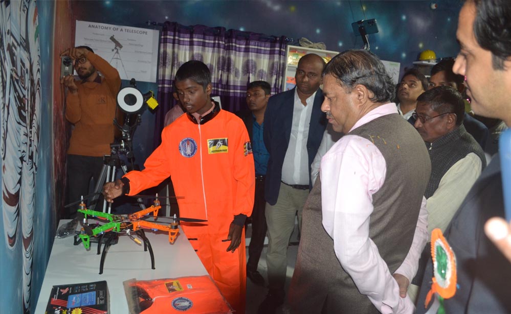 डा. निलेश एम. देसाई ने मऊ के परिषदीय विद्यालयों में 1500 छात्रों से किया संवाद, बच्चों में जागी अंतरिक्ष में रुचि