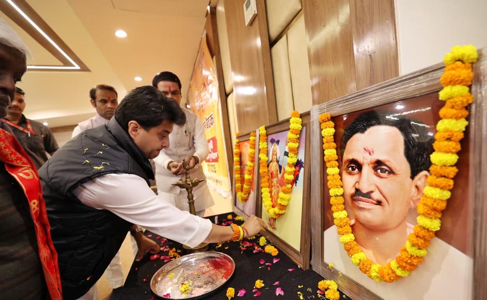 सिंधिया का संदेश: कार्यकर्ताओं के साथ उम्र भर का रिश्ता, बैठक में कहा—सभी का स्वागत मेरी गाड़ी में