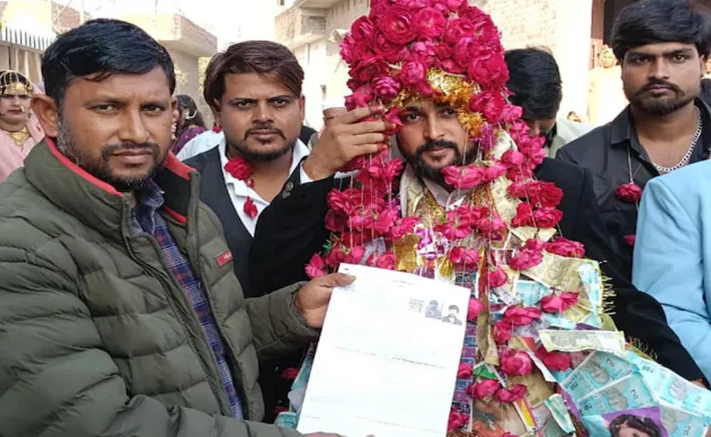 BLO की अनोखी ड्यूटी स्टाइल — बारात निकलने से ठीक पहले दूल्हे से भरवाया SIR फॉर्म