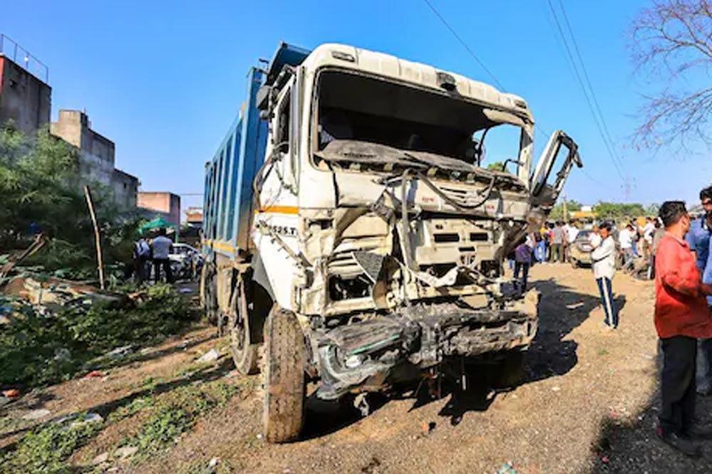 डंपर हादसे पर सख्त कार्रवाई, जयपुर में ड्राइवर के खिलाफ केस दर्ज, 3 पुलिसकर्मी निलंबित