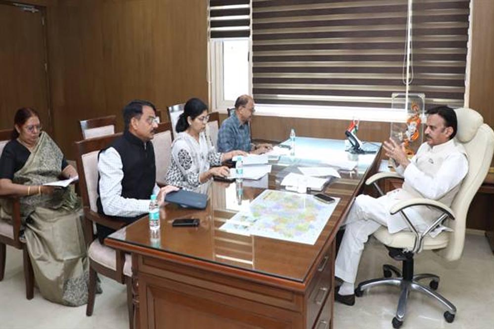 उप मुख्यमंत्री  शुक्ल ने औपचारिकताओं की प्राथमिकता से पूर्ति कर शीघ्र प्रक्रिया पूर्ण करने के दिए निर्देश