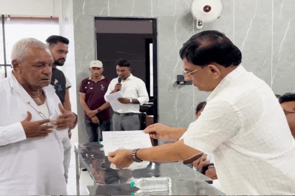 30 साल से बंद सहकारी मंडली का कर्ज चुकाकर गांव को दिलाई राहत, 300 किसानों की हुई मदद