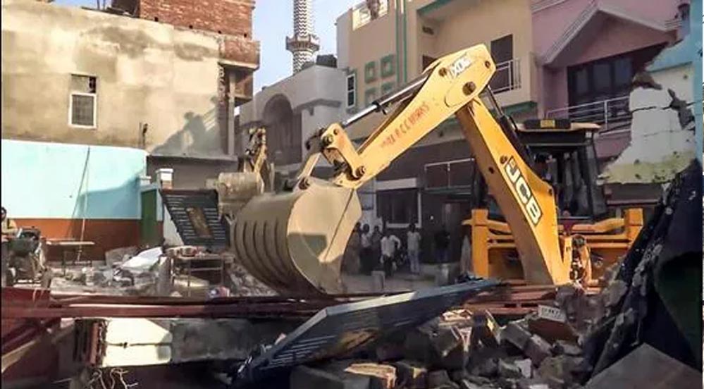 उच्च सुरक्षा वाले इलाके में बुलडोजर चला, महाकाल मंदिर मार्ग पर अवैध निर्माणों पर प्रशासन की बड़ी कार्रवाई