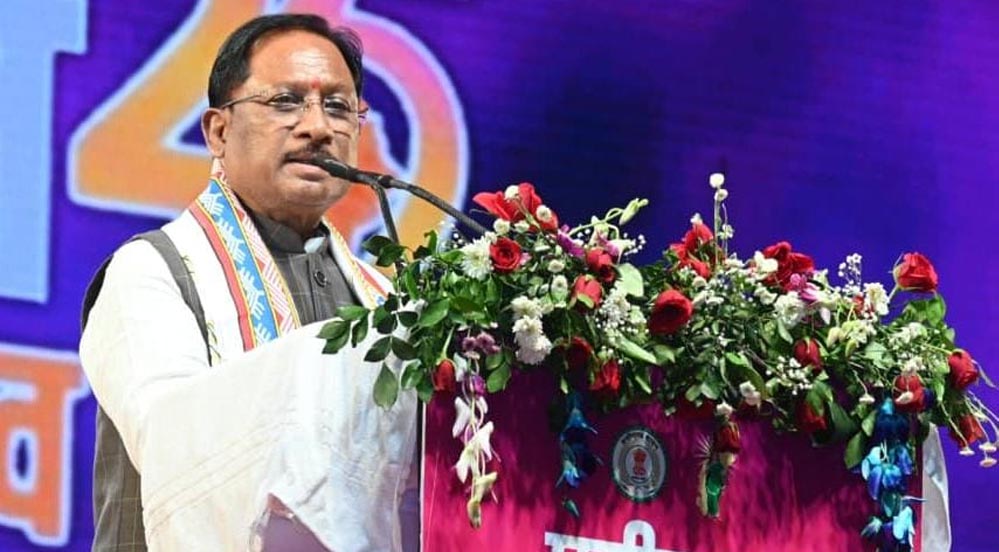 मुख्यमंत्री ने नक्सल मोर्चे पर अदम्य साहस दिखाने वाले दो शहीदों के परिजनों और 12 पुलिस जवानों को प्रदान किए वीरता पदक