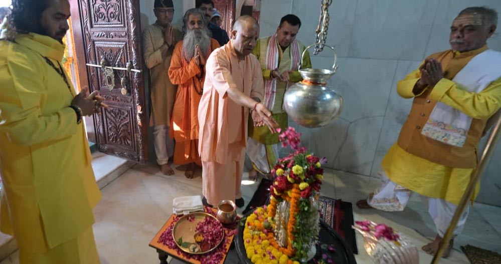 सीएम योगी ने षोडशोपचार विधि से संपन्न किया भगवान विश्वनाथ का पूजन-अर्चन