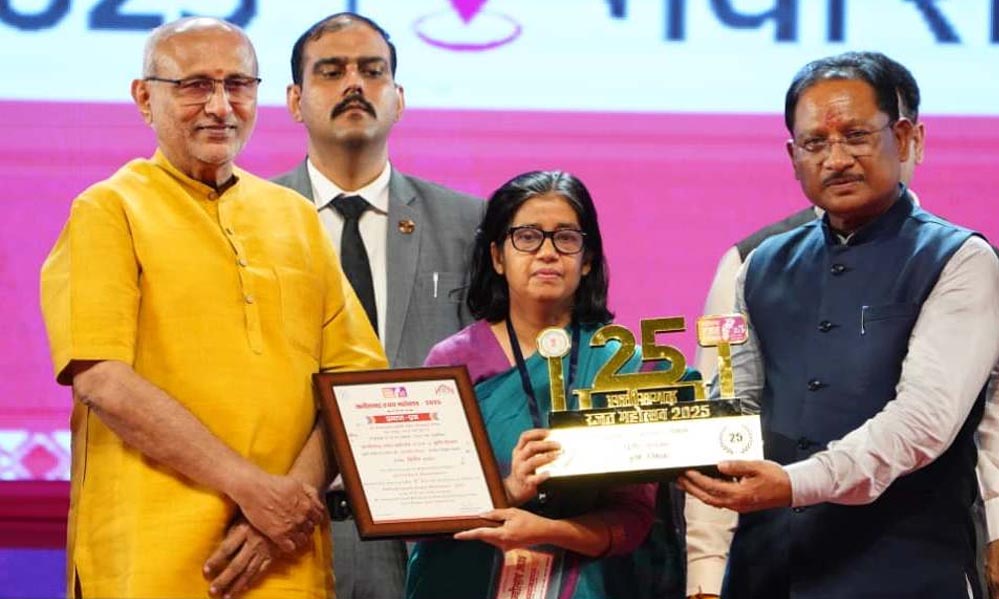 राज्योत्सव के समापन समारोह में उप राष्ट्रपति  सी.पी. राधाकृष्णन के हाथों सचिव मती शहला निगार ने ग्रहण किया पुरस्कार