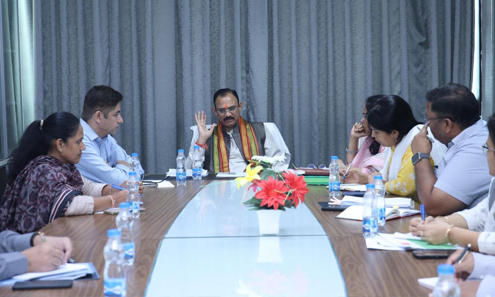 रायपुर में स्वास्थ्य मंत्री श्याम बिहारी जायसवाल ने विभागीय योजनाओं की समीक्षा बैठक ली