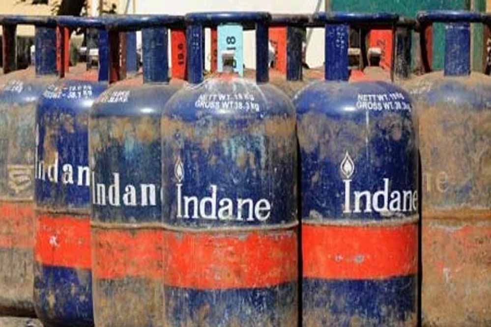 घट गए LPG के दाम, जानिए अब कितने रुपए में मिलेगा गैस सिलेंडर