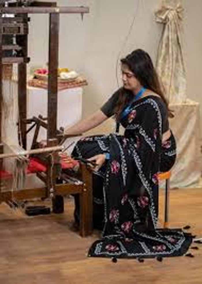 योगी सरकार के प्रयास से भारत अंतर्राष्ट्रीय व्यापार मेला में काशी की बनारसी साड़ी बिखेर रही चमक, अंतर्राष्ट्रीय मंच पर बना रही पहचान