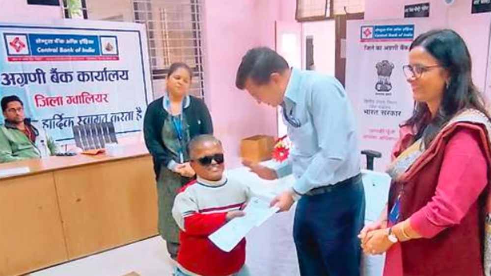 बंद पड़े बैंक खाते से निकले 3.88 लाख, दिव्यांग प्रेमचंद की चेहरे पर खिली खुशियां