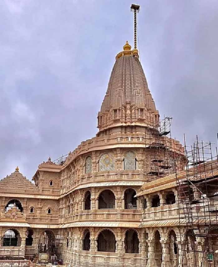 अयोध्या में लहराया राजवंश का प्रतीक केसरिया ध्वज, ‘ऊँ’ और सूर्य चिन्ह बना आकर्षण