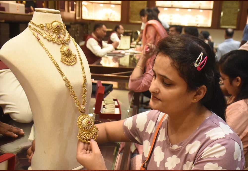 गुरुवार, 13 नवंबर: चांदी-सोने के दामों में जोरदार उछाल, देखें लेटेस्ट रेट