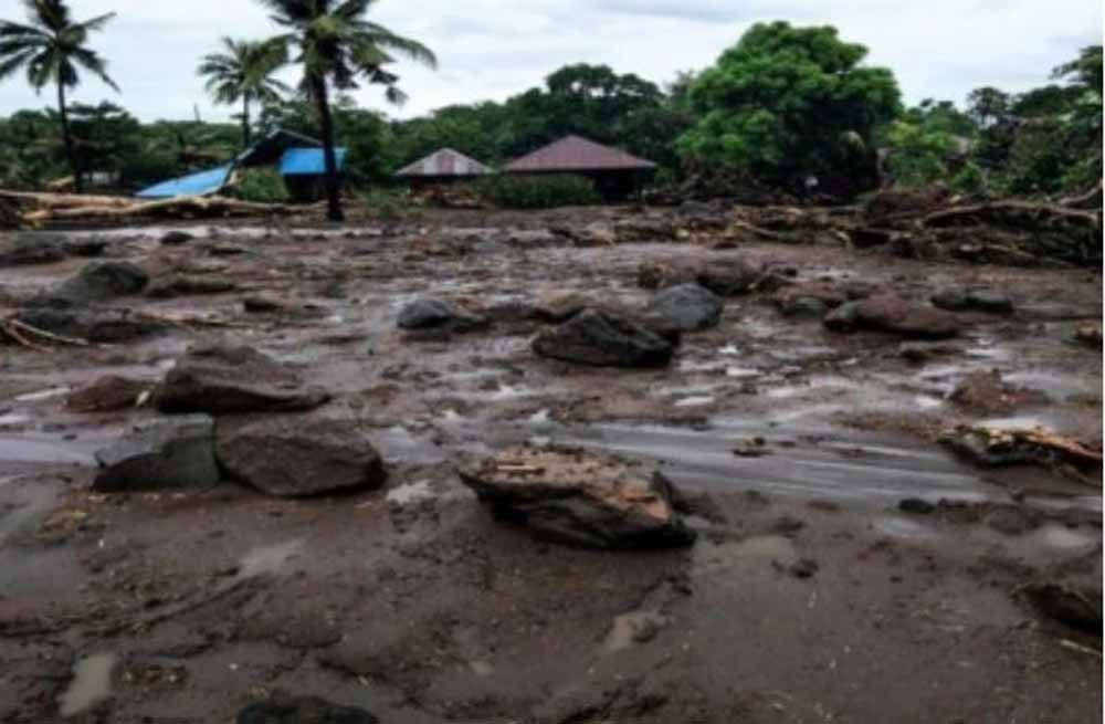 प्रकृति का कहर: अचानक आई बाढ़-भूस्खलन में इंडोनेशिया में 13 लोगों ने गंवाई जान