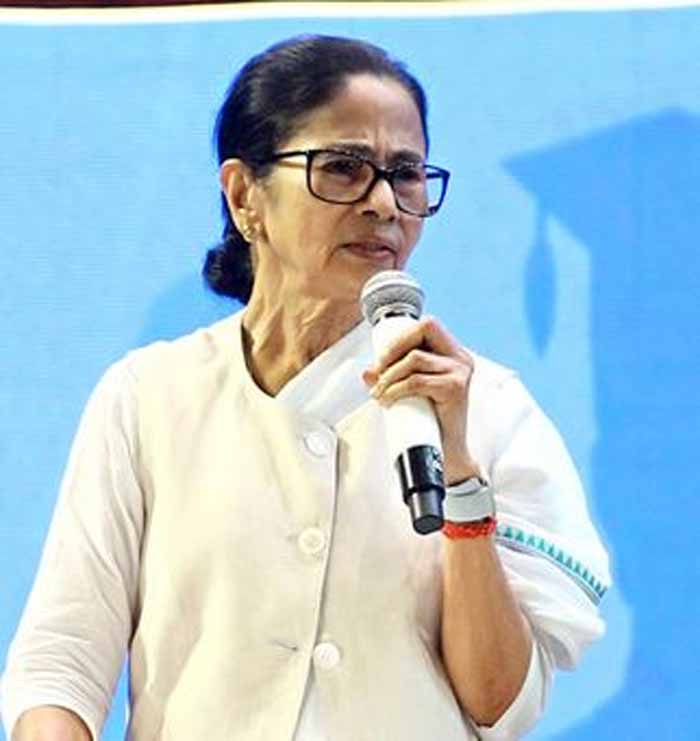 बीएलओ की आत्महत्या पर ममता का हमला: ‘एसआईआर से और कितनी जानें जाएंगी?’