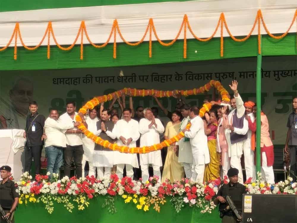 धमादाहा में नीतीश कुमार का रोडशो, बोले- संतोष कुशवाहा को जनता सबक सिखाएगी