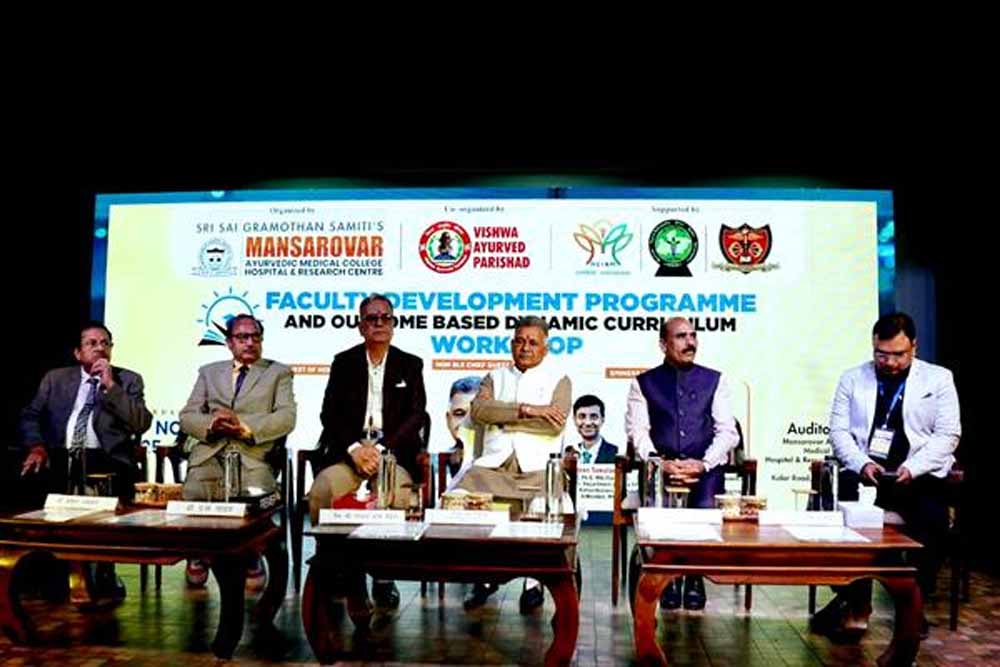 भावी वैद्यों में मानवीय दृष्टिकोण स्थापित करने का कार्य करें प्राध्यापक