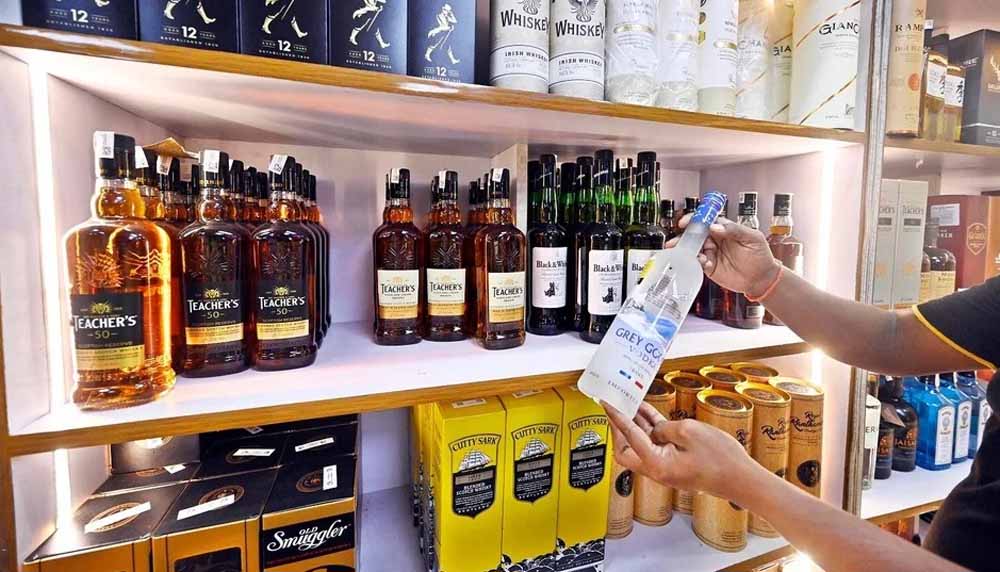 शराब प्रेमियों के लिए खुशखबरी! अब दुकानों पर मिलेंगे ज्यादा प्रीमियम ब्रांड्स, जानिए कब से लागू होगी नई व्यवस्था